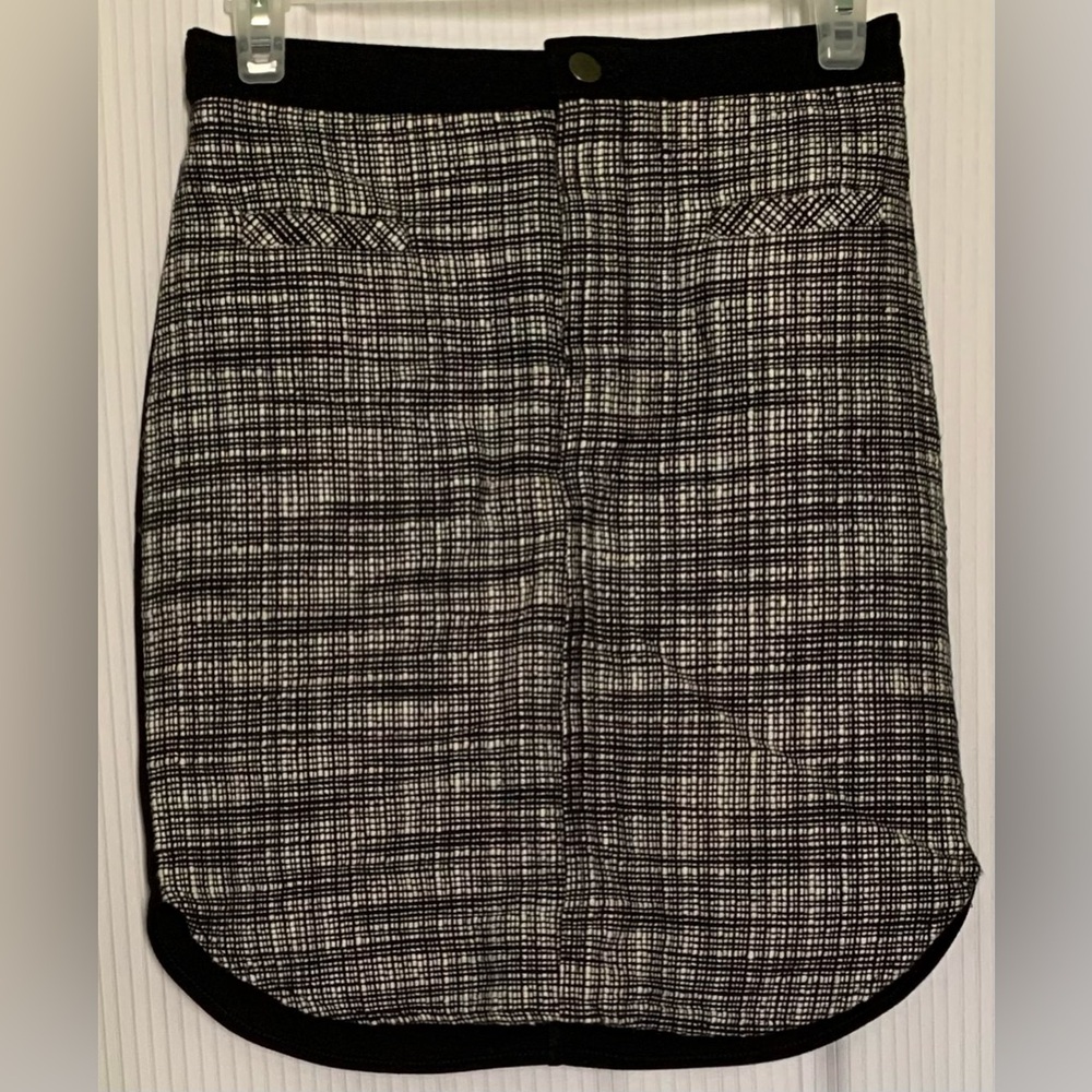 Club Monaco Skirt Blank and White Front Solid Black Back Pockets Size 00